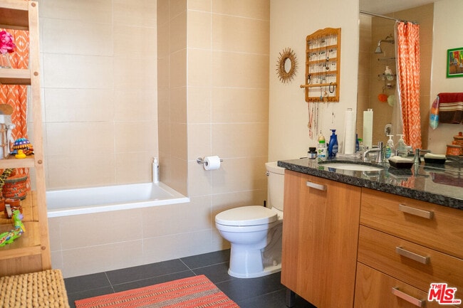 Building Photo - 460 S Spring St