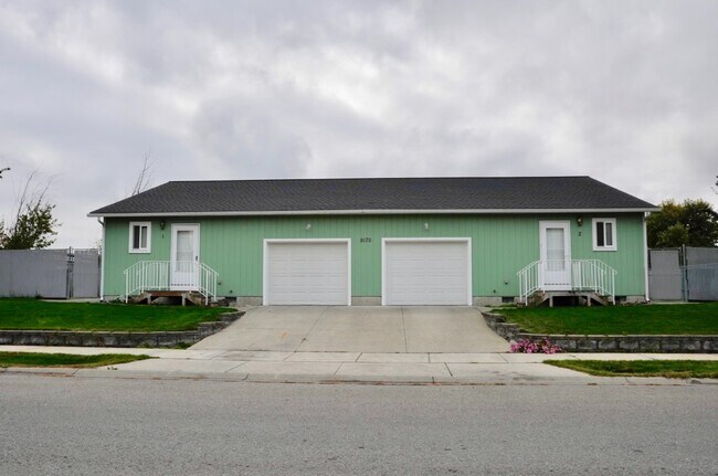 Primary Photo - 2 bed 1 bath duplex