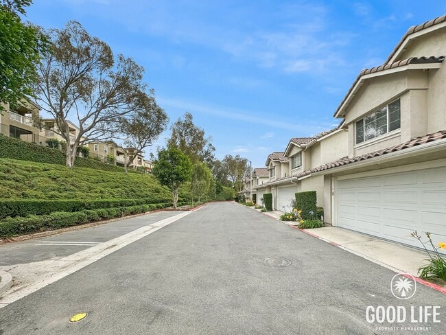 Building Photo - Fully Renovated End-Unit 3BD/2.5BA in Lake Forest with Views, Private Yard & 2-Car Garage