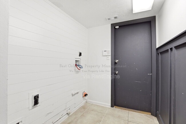 Building Photo - 6018 Brookhill Cir