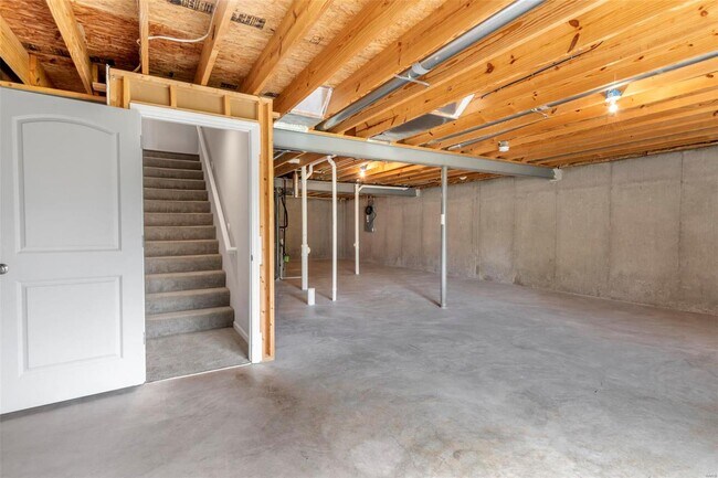 Building Photo - 4602 Siesta Dr
