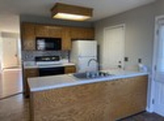 Building Photo - ? $500 Move-In Incentive for Approved Applications with a May Move-In! ?