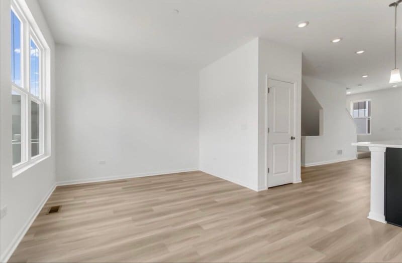 Building Photo - 1060 E Oakton St