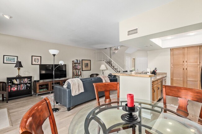 Building Photo - Charming 2-Bedroom Townhome in Scottsdale Racquet Club