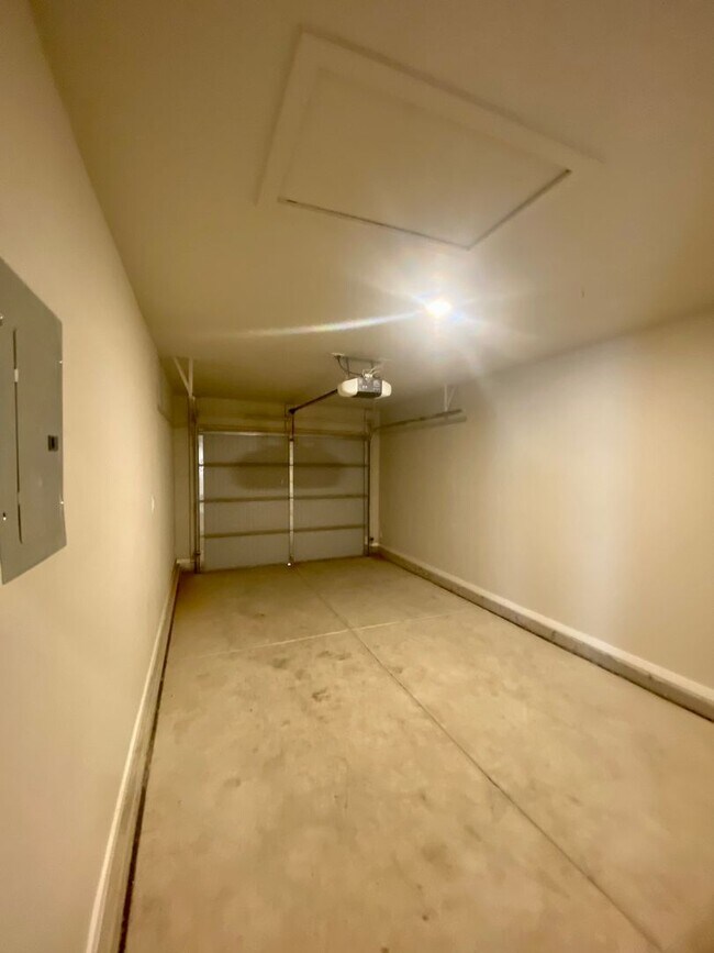 Building Photo - Introducing Your Dream Home: Spacious and ...
