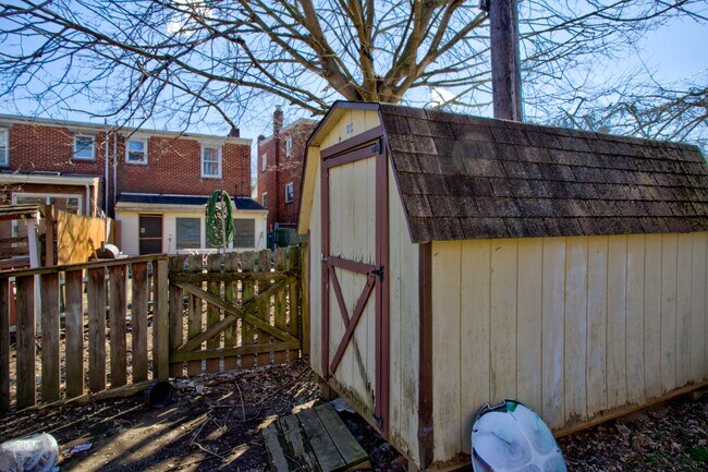 Building Photo - 824 Wabank St