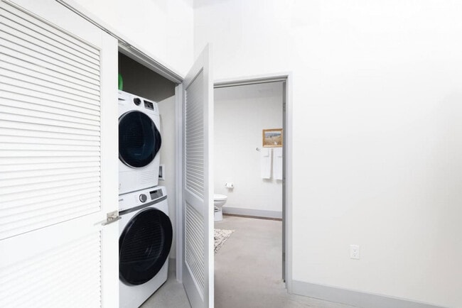 Building Photo - 1009 W Juneau Ave