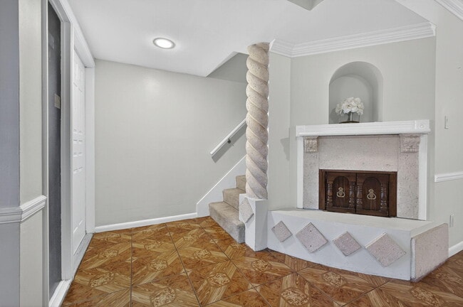 Building Photo - 323 Sandtree Dr