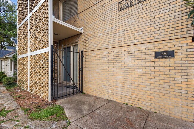 Building Photo - 3 Bed Beauty in Belhaven-FURNISHED