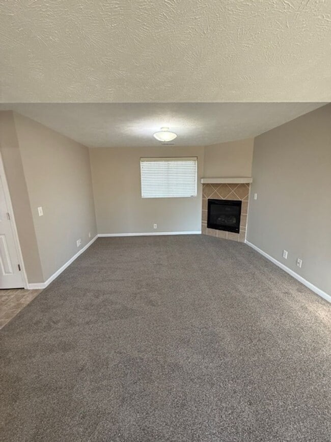 Building Photo - Comfortable & Convenient 3 Bedroom Near Recreation & Trails!!
