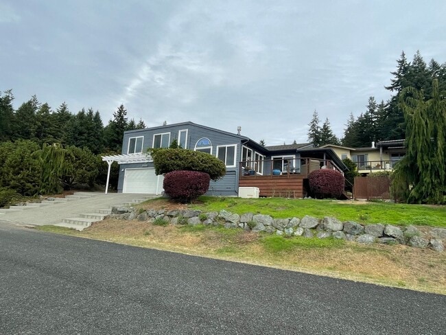 Building Photo - Windmill Heights Home With Community Beach...