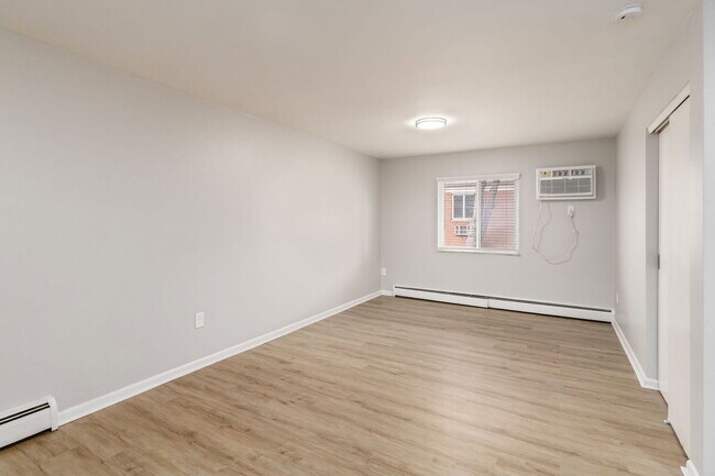Building Photo - 639 Riverview Dr