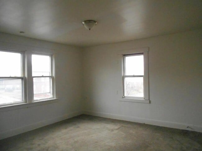 Building Photo - 1301 Maple Ave