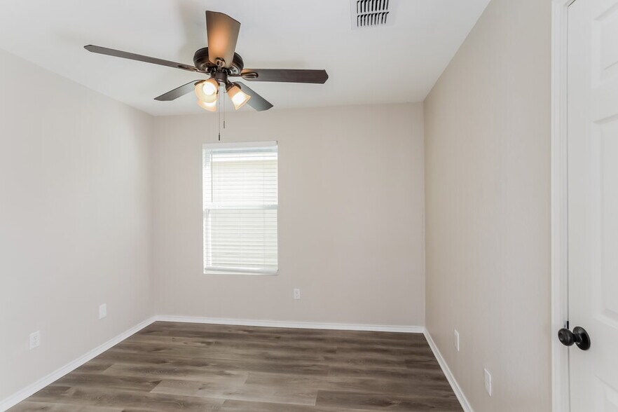 Building Photo - 8963 Oakwood Park