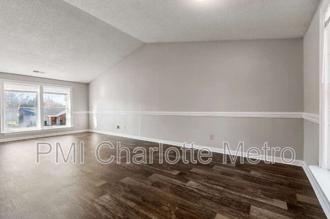 Building Photo - 3214 Old House Cir