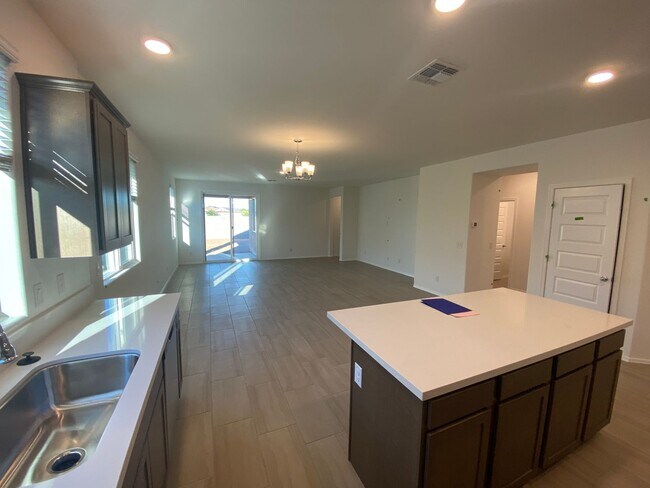 Building Photo - Beautiful Newer Build 3 Bed/2 Bath with Den in Rancho Cabrillo