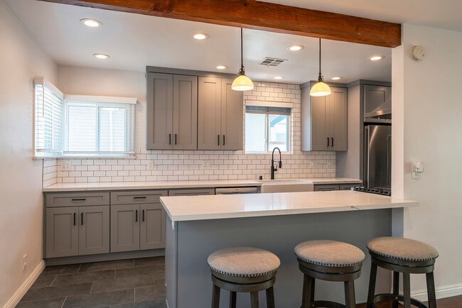 Building Photo - Beautiful Hawthorne Rental In Hollyglen!