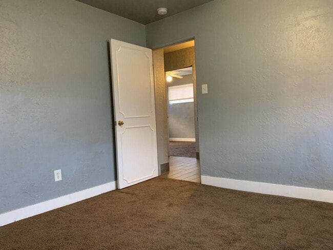 Building Photo - 4 Bedroom/2 Bathroom Home in Salt Lake City