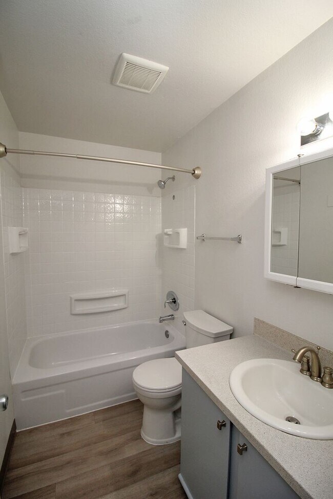 Building Photo - 5704 SW Beaverton Hillsdale Hwy