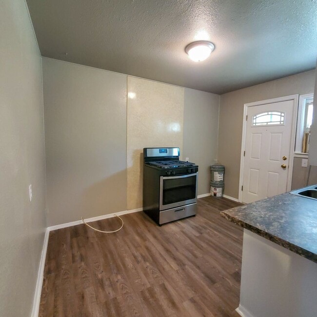 Building Photo - 2 Bedroom 1 bath Duplex