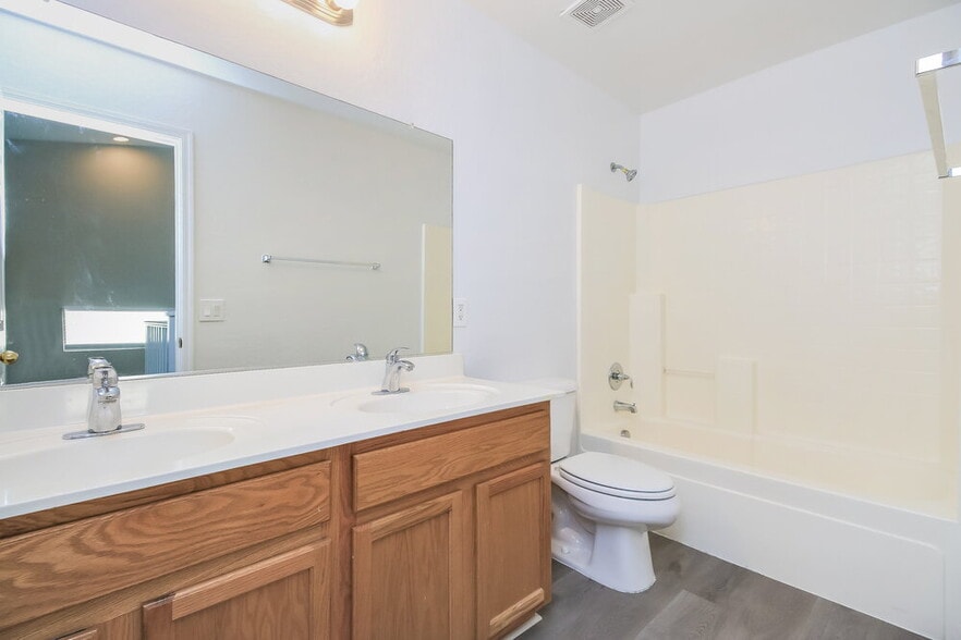 Building Photo - 3206 S Justin Dr