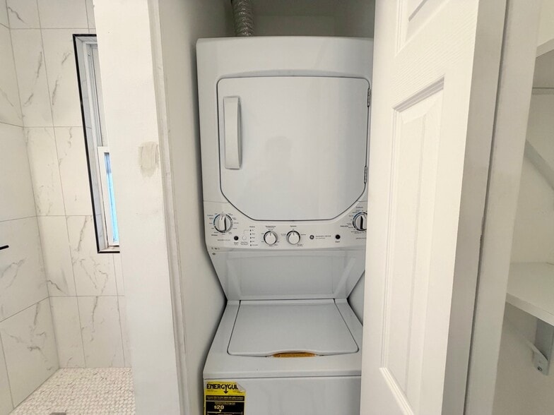 Building Photo - 1522 W Ardmore Ave