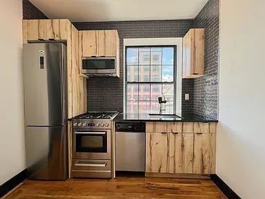 Building Photo - "Charming 1-Bedroom Retreat in Prime Brooklyn Location – Your Urban Oasis Awaits!"