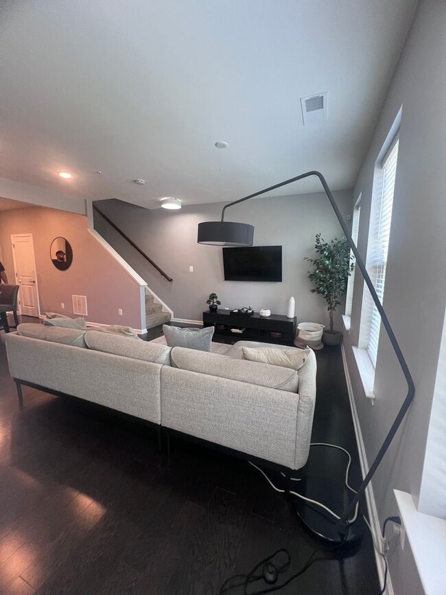 Building Photo - Bright 2BR / 2BA with One-Car Garage, Open...