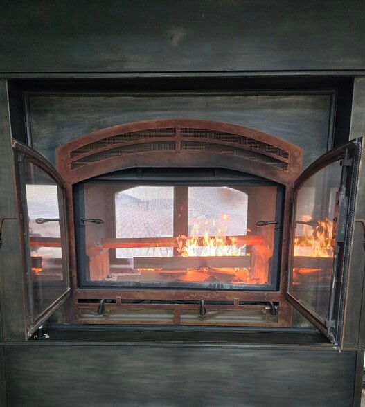 Indoor outdoor wood burning fireplace in Great room - 11624 White Tail Ct