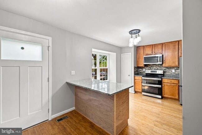 Building Photo - 8346 Stationhouse Ct