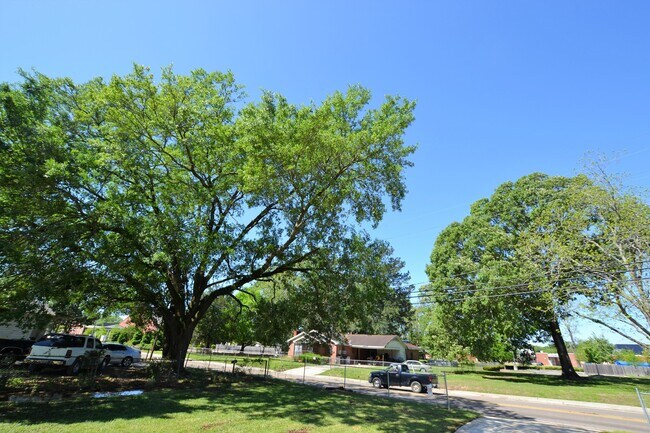 Building Photo - 4836 Rollins Rd