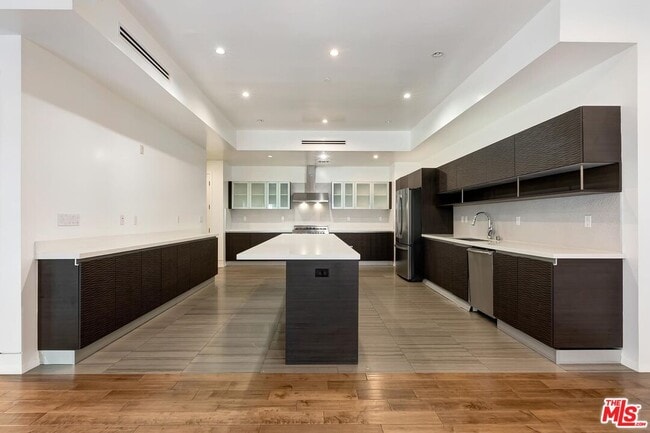 Building Photo - 225 S Hamilton Dr