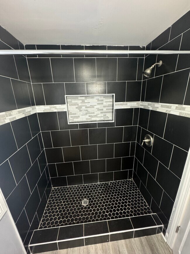 Shower - 4330 W Lexington St