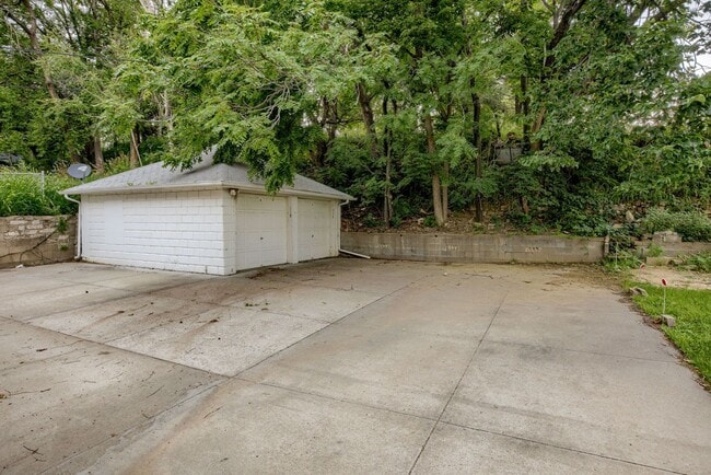 Building Photo - Spacious 3 Bedroom Duplex in the Heart of Midtown Featuring Detached Garage!!