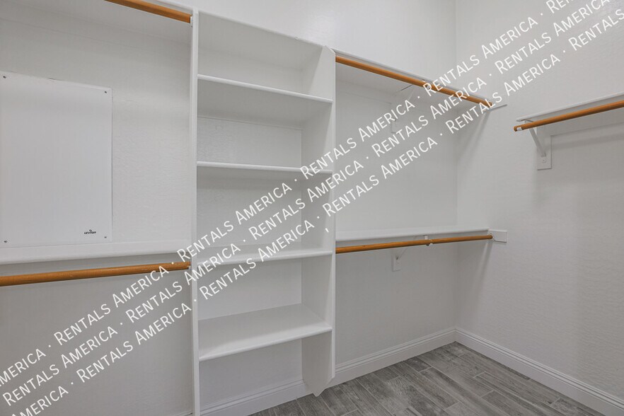 Building Photo - 3050 E Cherry Hills Pl