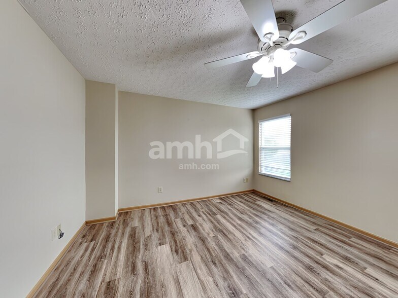 Building Photo - 6870 Laburnum Dr