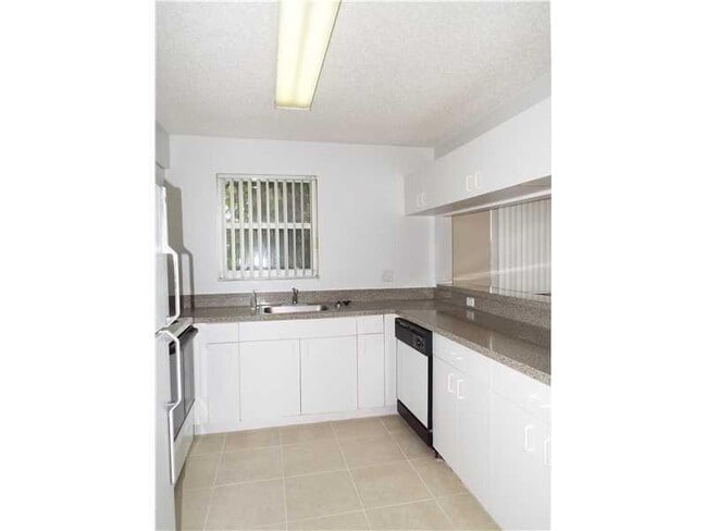 Building Photo - 741 N Pine Island Rd