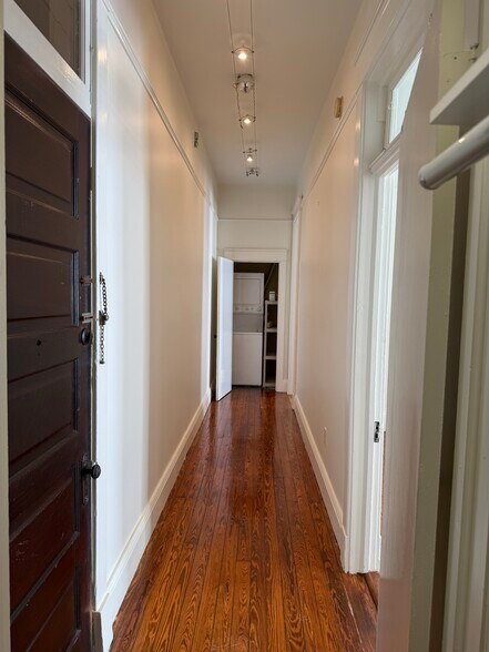 Building Photo - 4008 Prytania St