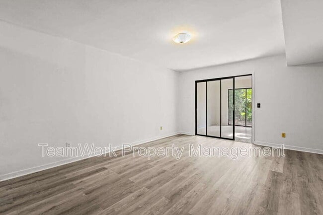 Building Photo - 9 Stallion Ct
