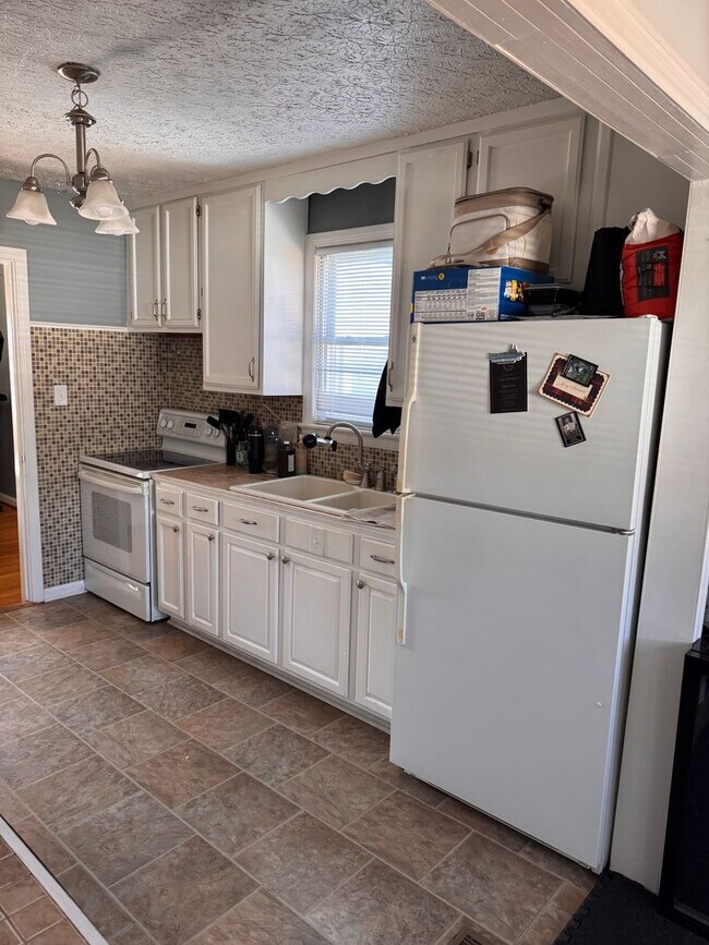 Building Photo - 2 Bedroom with Possible 3rd || 1 Bathroom - Single Family Home