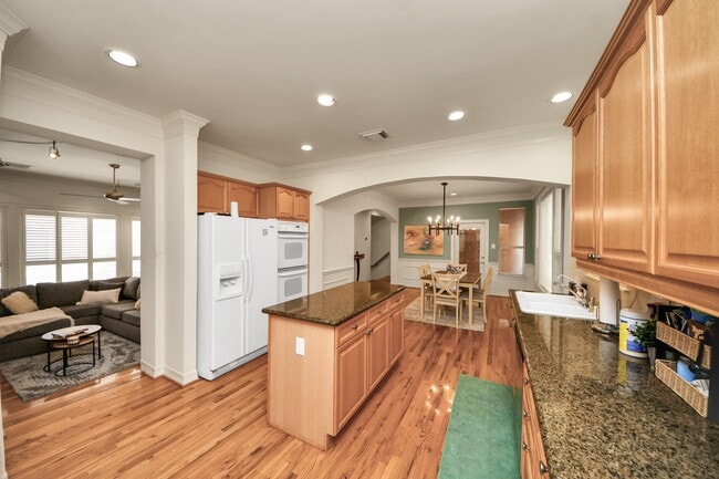 Building Photo - 825 Rosine St