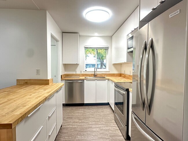 Building Photo - Beautifully Remodeled Duplex in Downtown L...