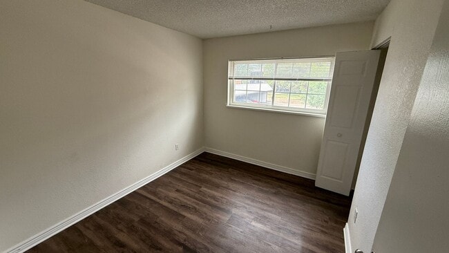 Building Photo - 3 Bedroom 2 Bathroom Condo Near Leetsdale and Monaco