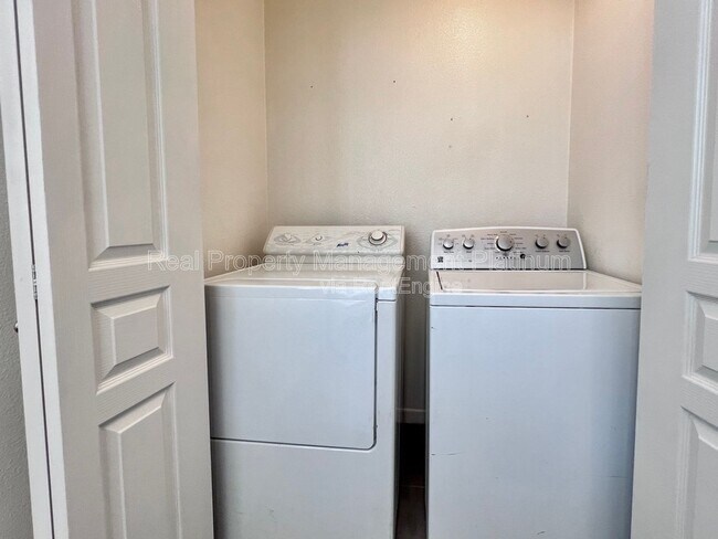 Building Photo - 2560 Daisy Dr