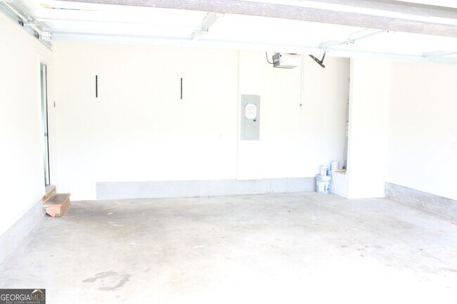Building Photo - 9220 Golfview Cir