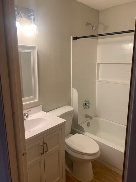 Newly remodeled bathroom - 886 Raymond Dr