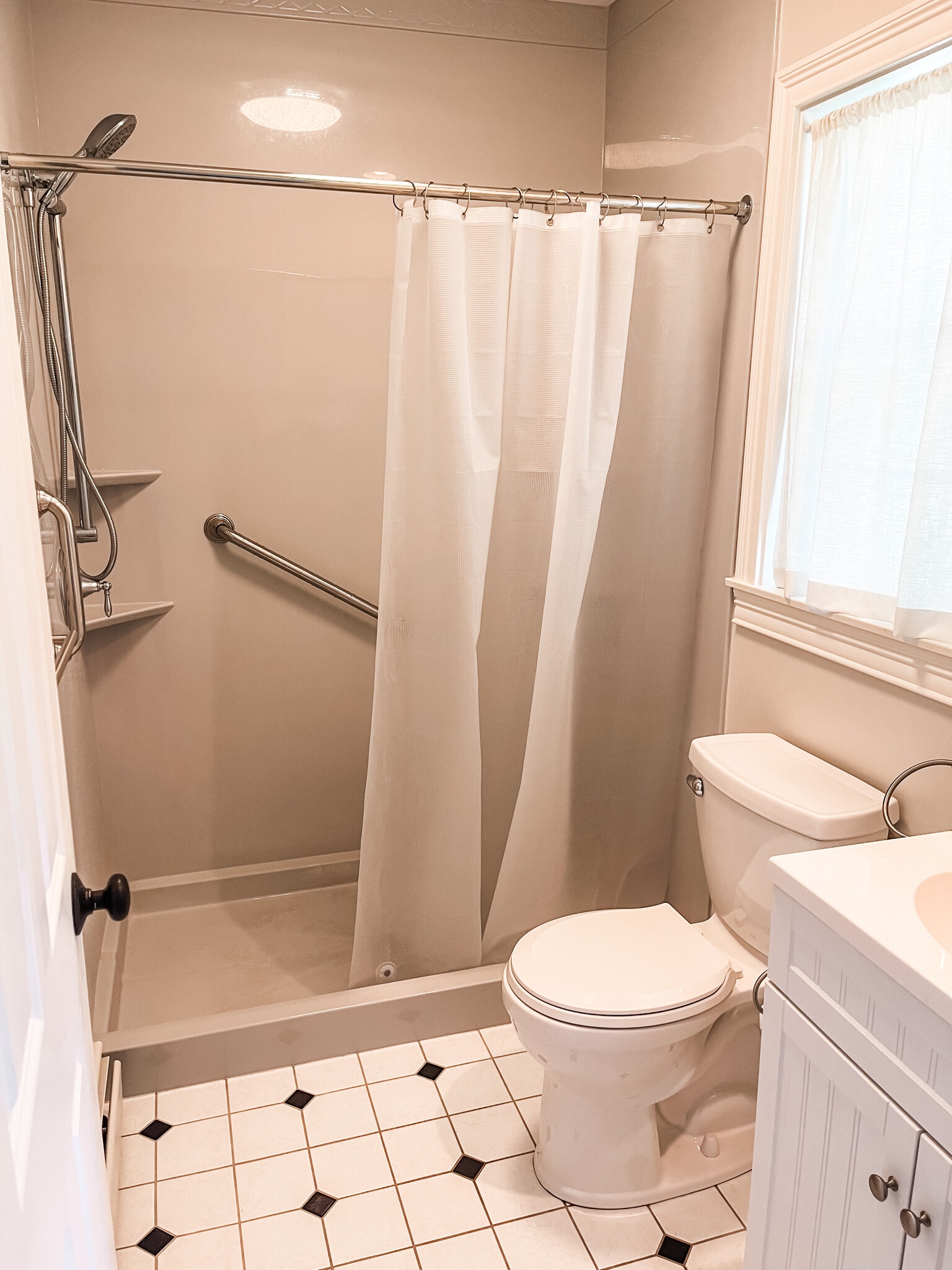 Large walk in shower - 21 Willowbrook Ave