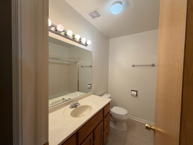 Building Photo - 5540 Fairview Ave