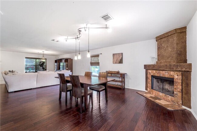 Building Photo - 2000 Continental Pass