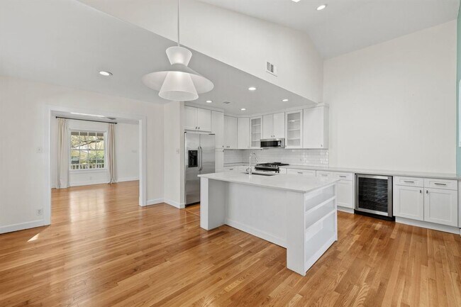 Building Photo - 1318 Bonham Terrace